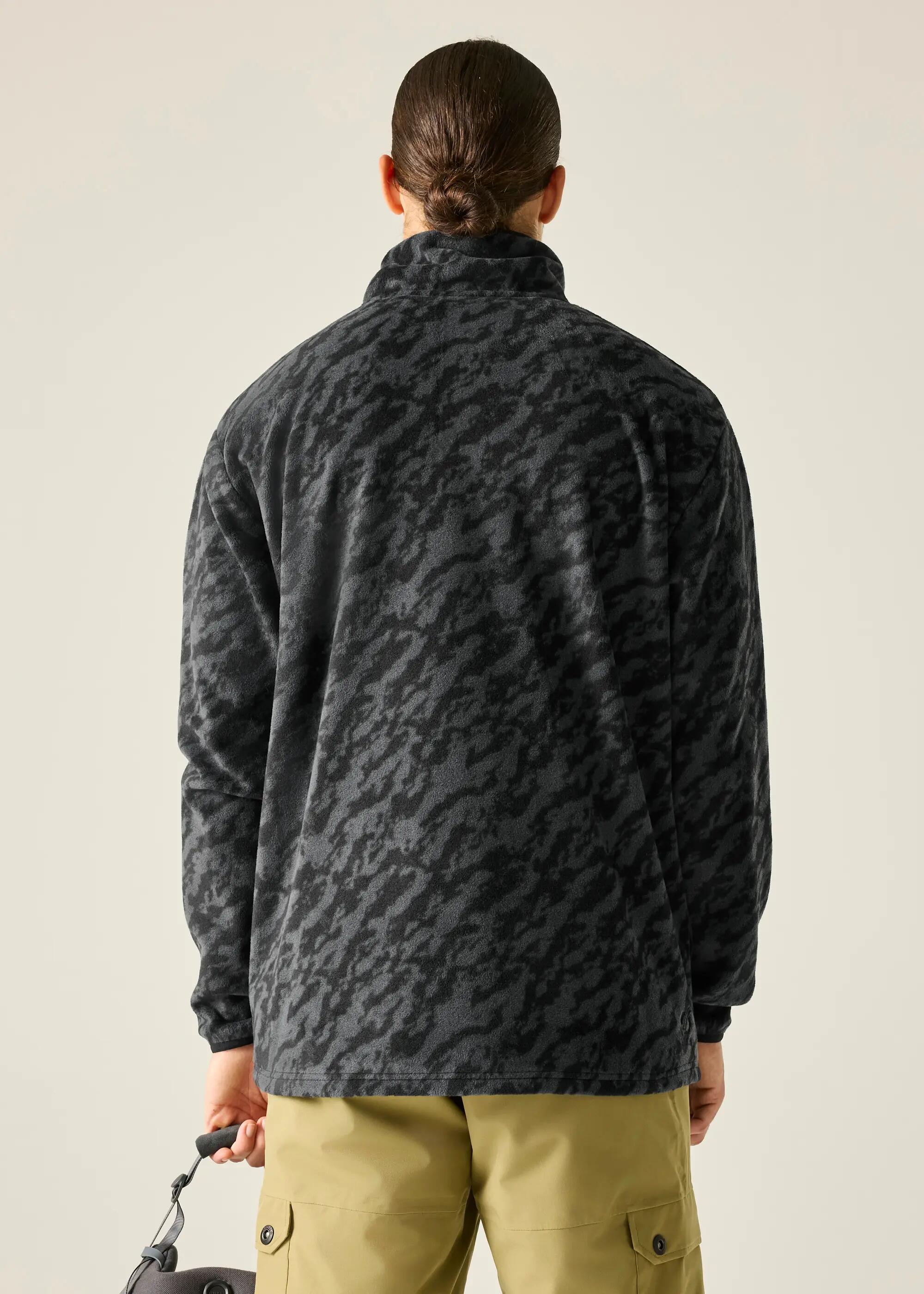 Sudadera polar estampada con media cremallera para hombre. 2/6