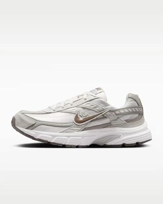 Scarpe da ginnastica da donna Nike Initiator color beige.