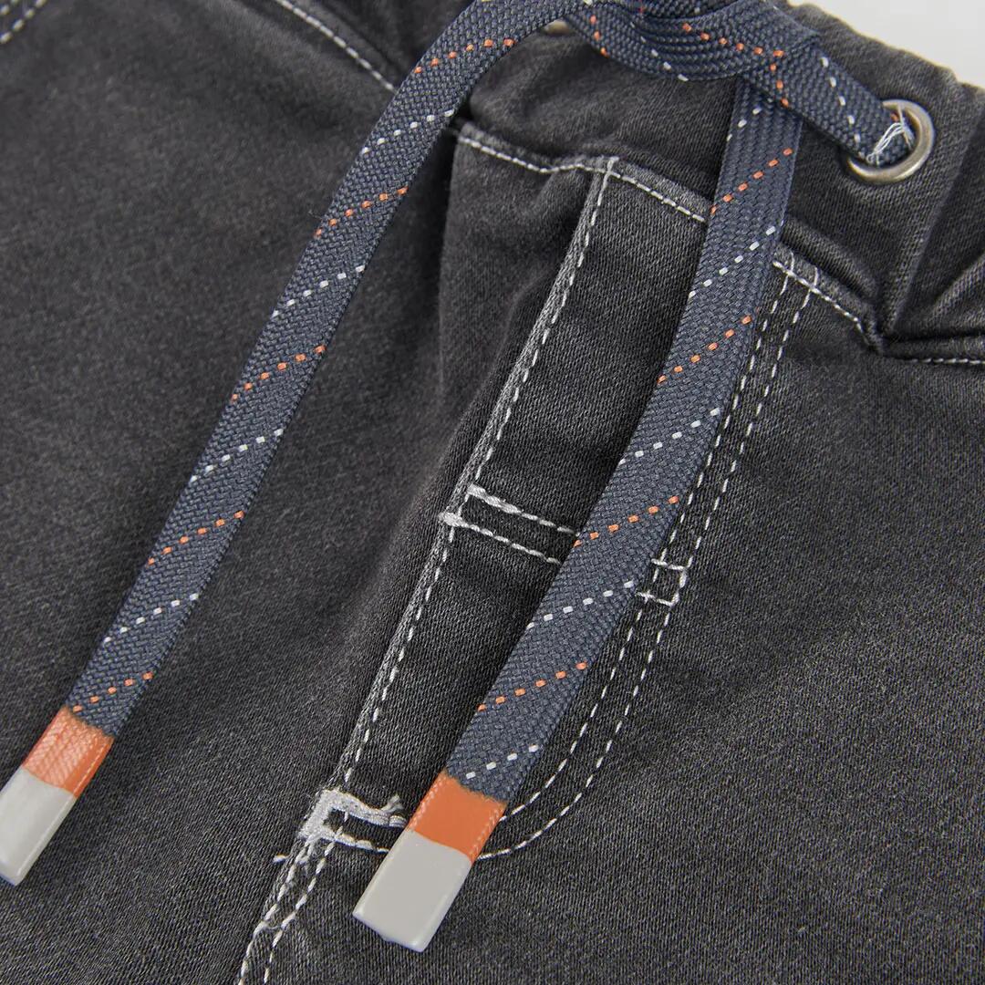 Pantalón denim niño negro con bolsillos cargo 3/4