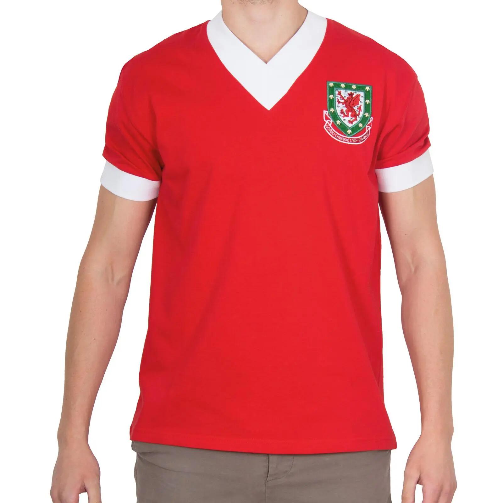 Mens 1958 John Charles 9 Retro TShirt (Red) 5/6
