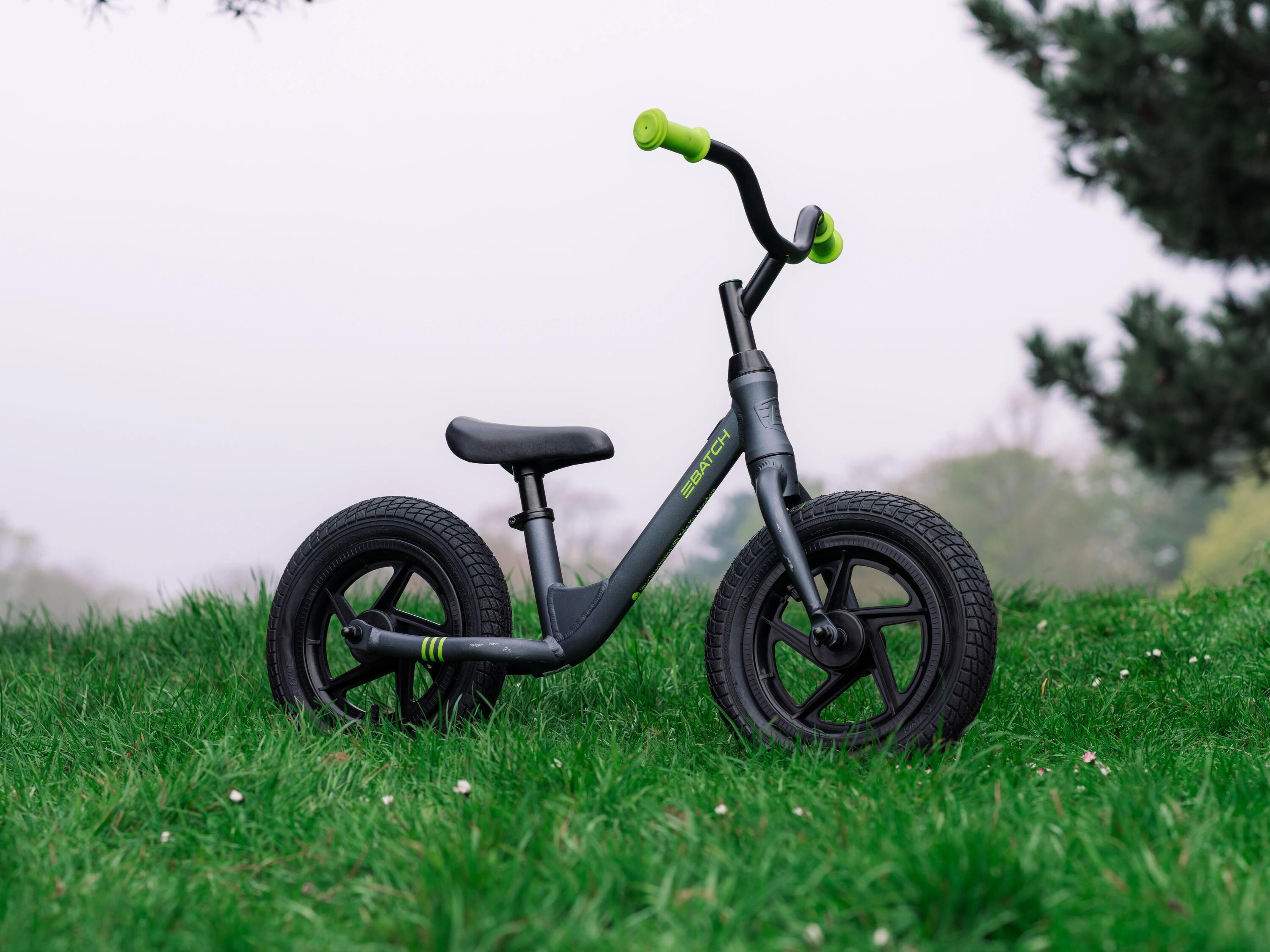 Bicicleta de equilibrio Batch para niños de 12 pulgadas, negra 12/13