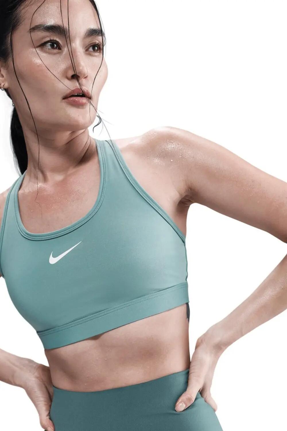 Sujetador deportivo de soporte medio Nike Swoosh para mujer 2/4