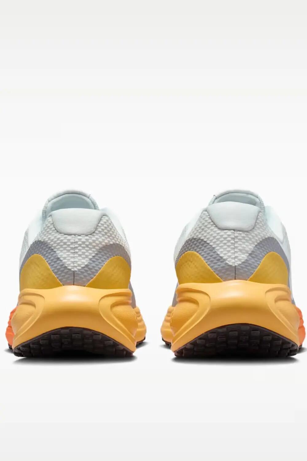 Nike Revolution 8 4/4
