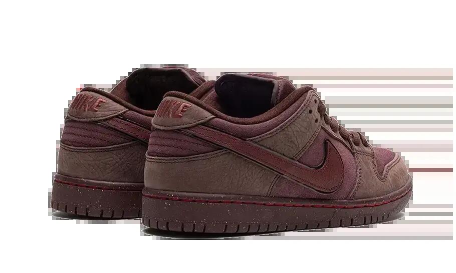 Schoenen - Skate - Unisex - SB Dunk Low City of Love - Burgundy Crush. 3/4