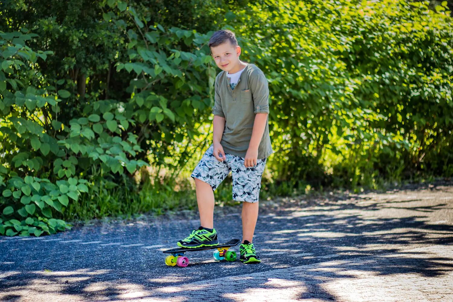muuwmi Skateboard ABEC 5 Fun Neon, mit Leuchtrollen 13/14