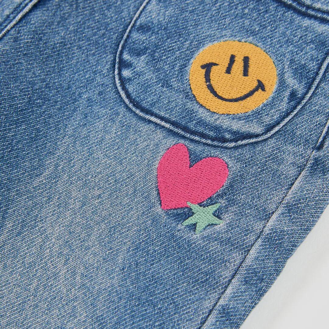 Pantalón denim niña azul con parches de flores 3/4