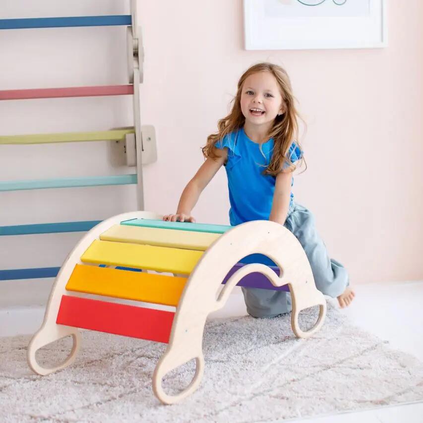 Dřevěná Montessori balanční houpačka – pestré barvy 6/10