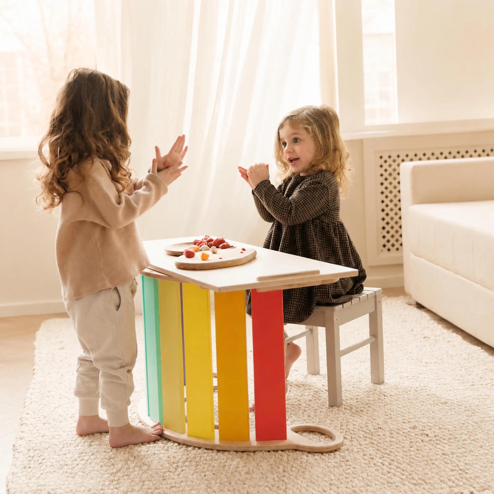 Montessori set s balanční houpačkou v pestrých barvách a oboustrannou deskou 6/8