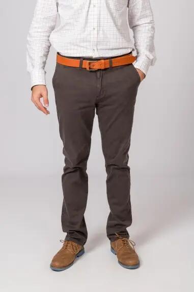 PANTALON CHINO CLASSIC MARRÓN 3/5