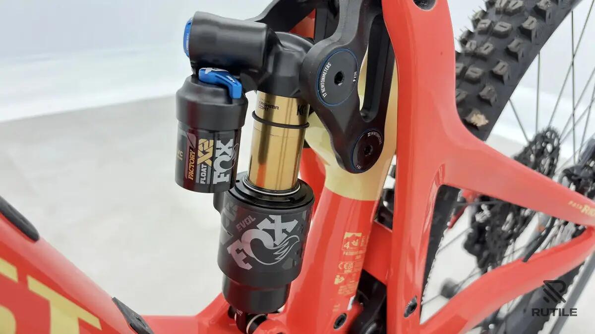 Reconditionné - Ghost Path Riot CF Full Party - Excellent état 8/10