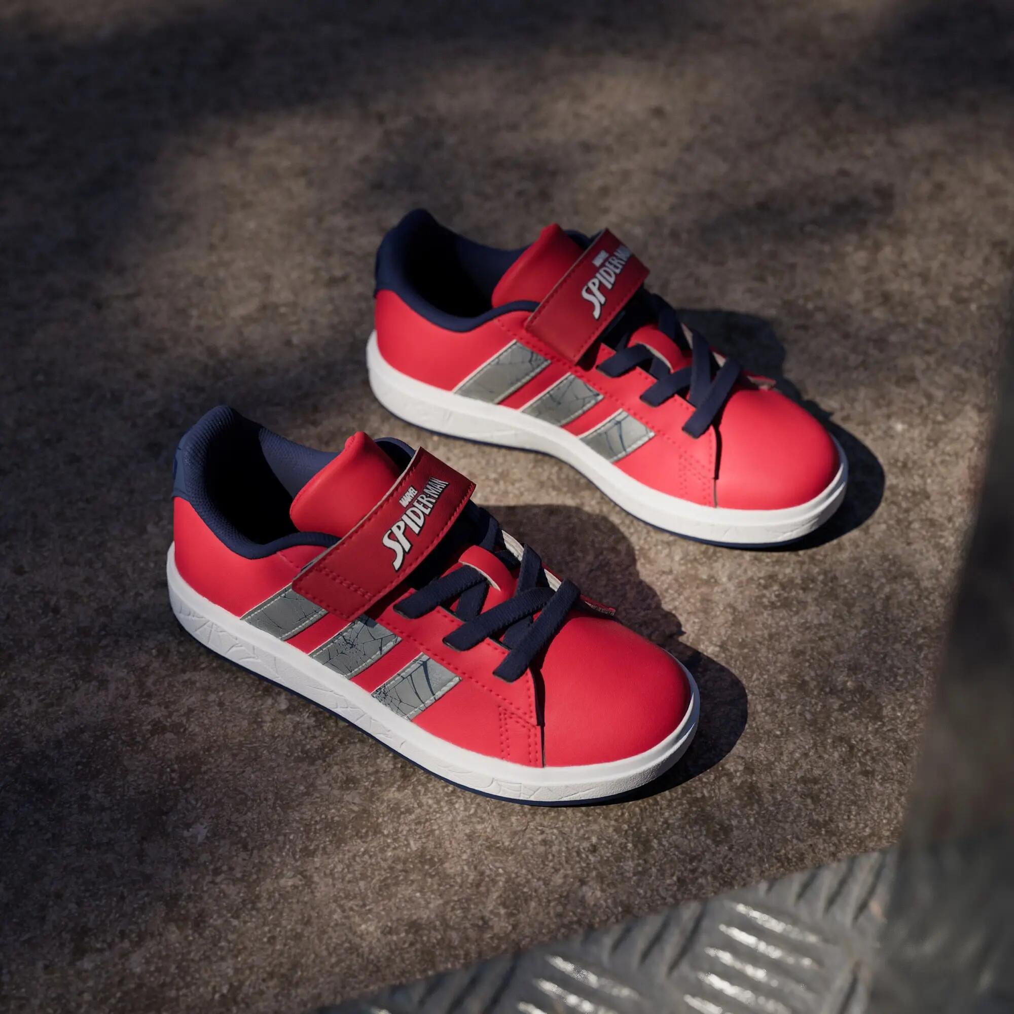 CHAUSSURE ADIDAS MARVEL SPIDER-MAN GRAND COURT ENFANTS 4/15