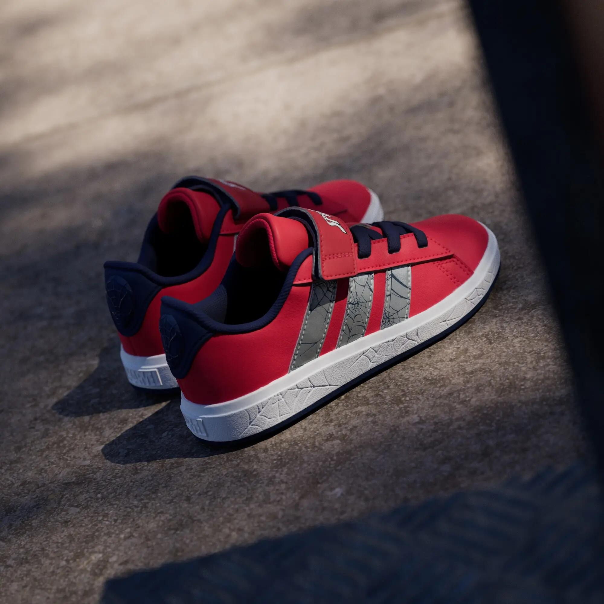 CHAUSSURE ADIDAS MARVEL SPIDER-MAN GRAND COURT ENFANTS 14/15