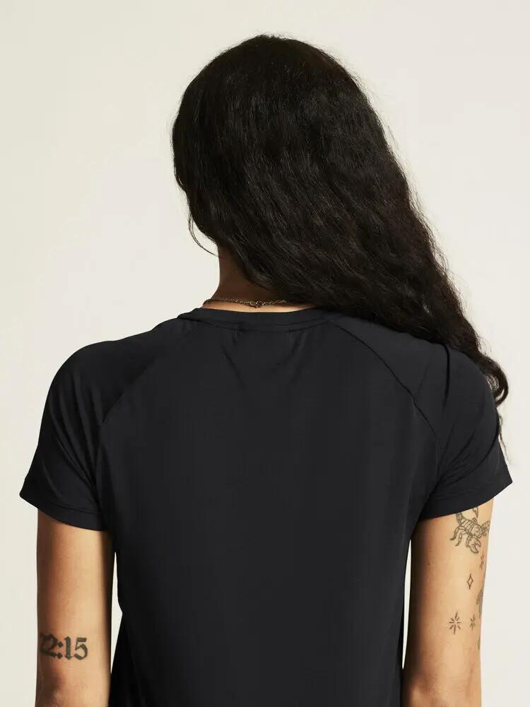 craft Collective SS Tee W em poliéster reciclado, corte regular 4/7