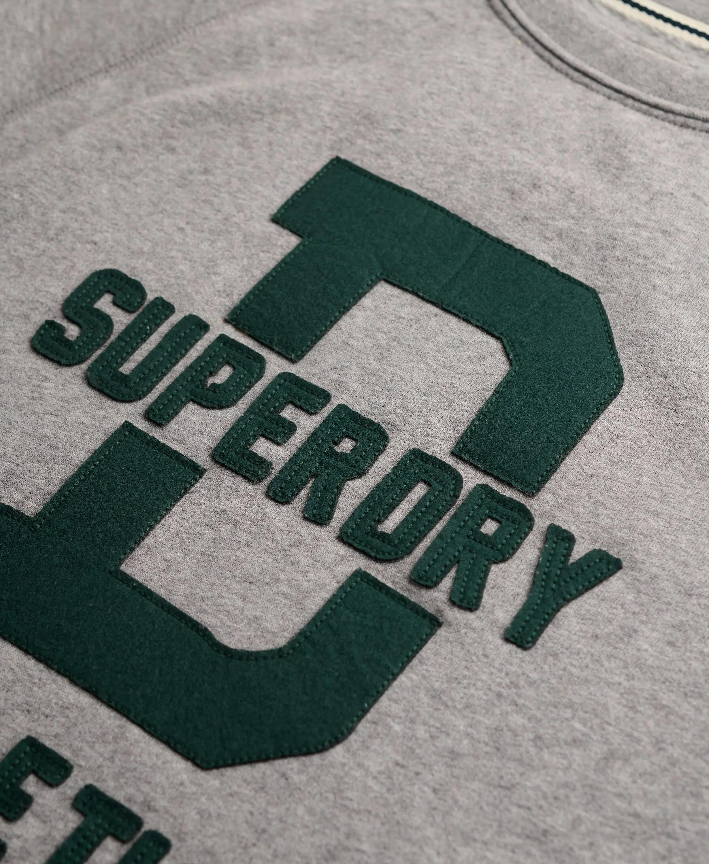 superdry Sweatshirt Athletic Felt Applique col rond – Gris vintage foncé 6/7