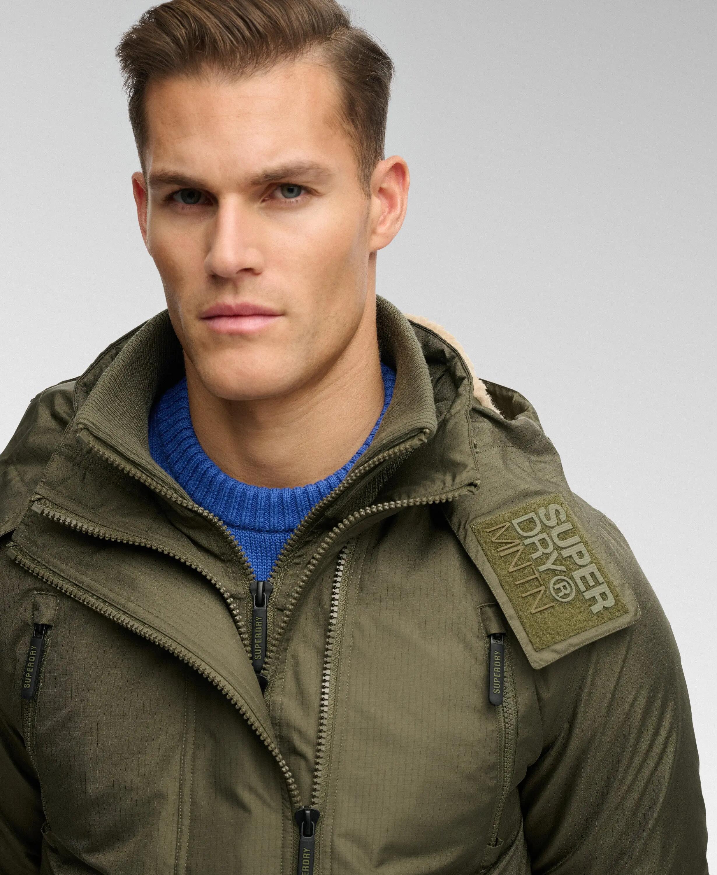 superdry Casaco Hooded Arctic Windcheater em poliéster reciclado – WASHED KHAKI 4/7
