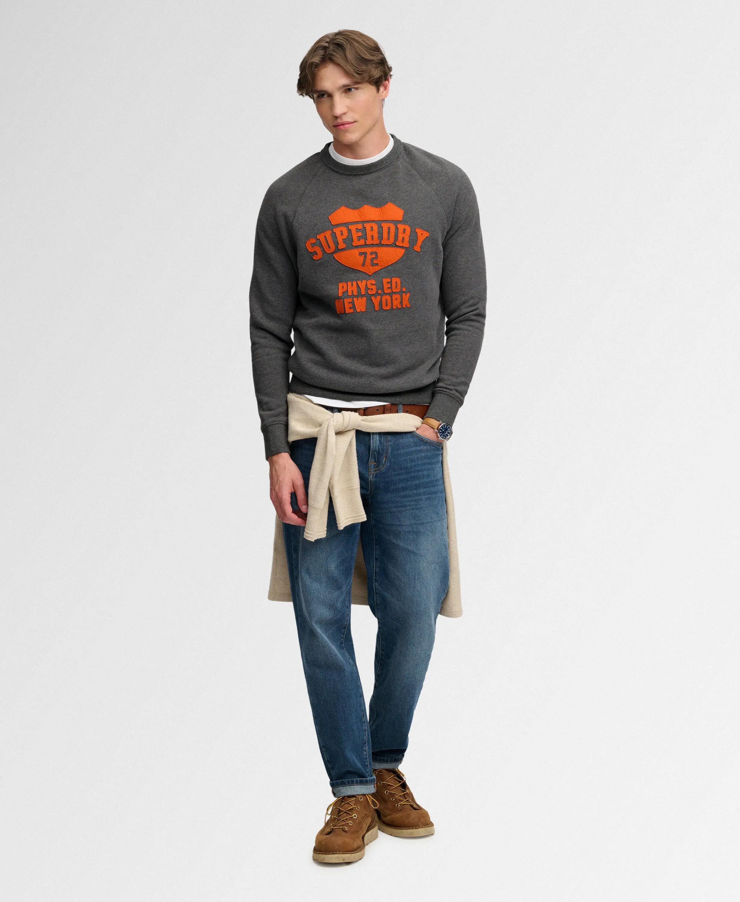 superdry Sweatshirt masculina Athletic Felt Applique gola redonda – corte 3/7