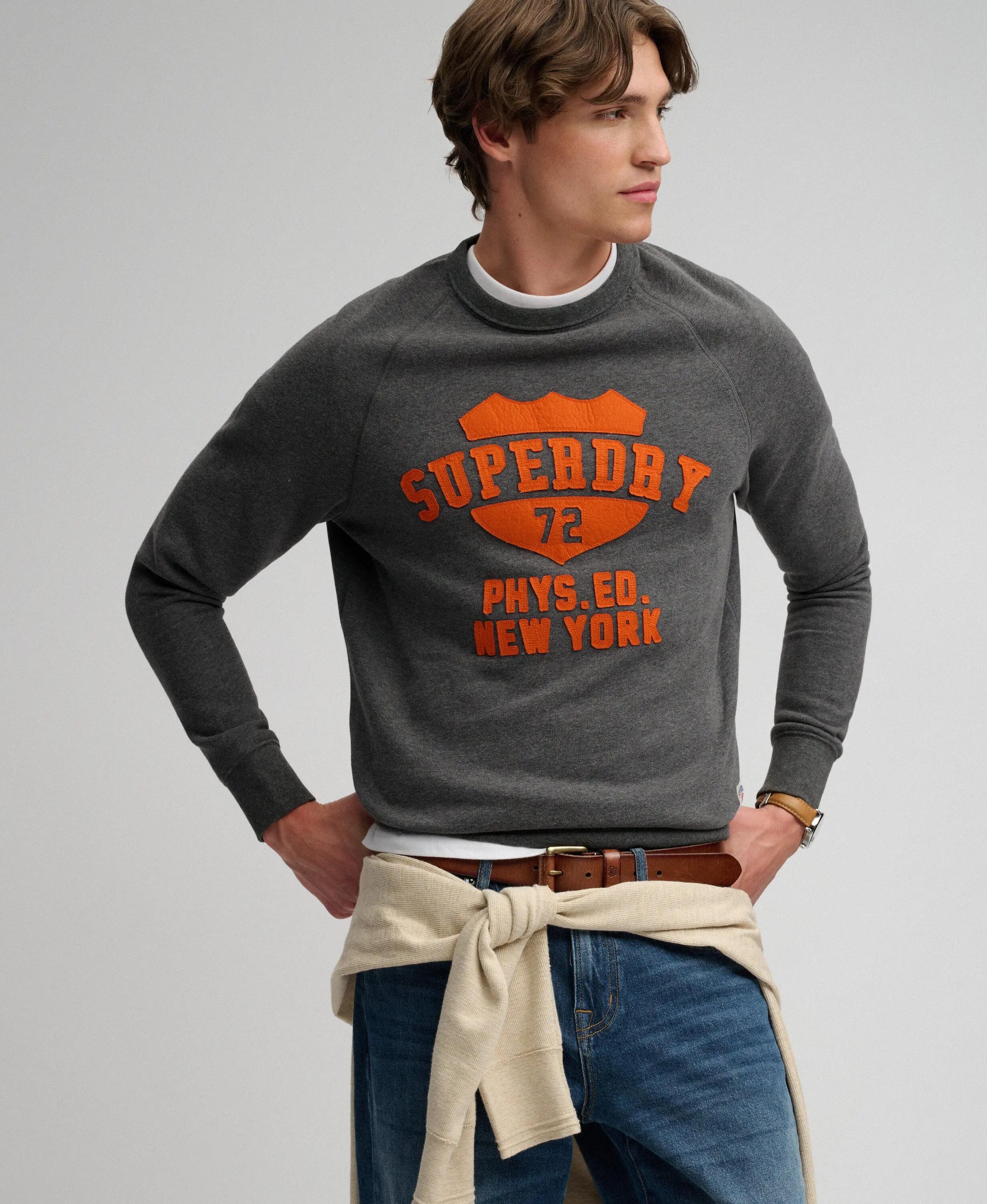 superdry Sweatshirt masculina Athletic Felt Applique gola redonda – corte 2/7