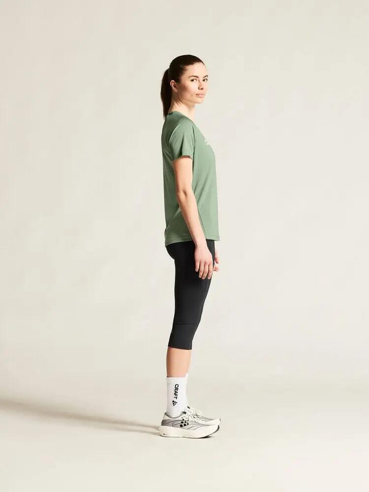 craft CORE Essence Logo Tee W — 100% gerecycled polyester, atletische pasvorm 6/7