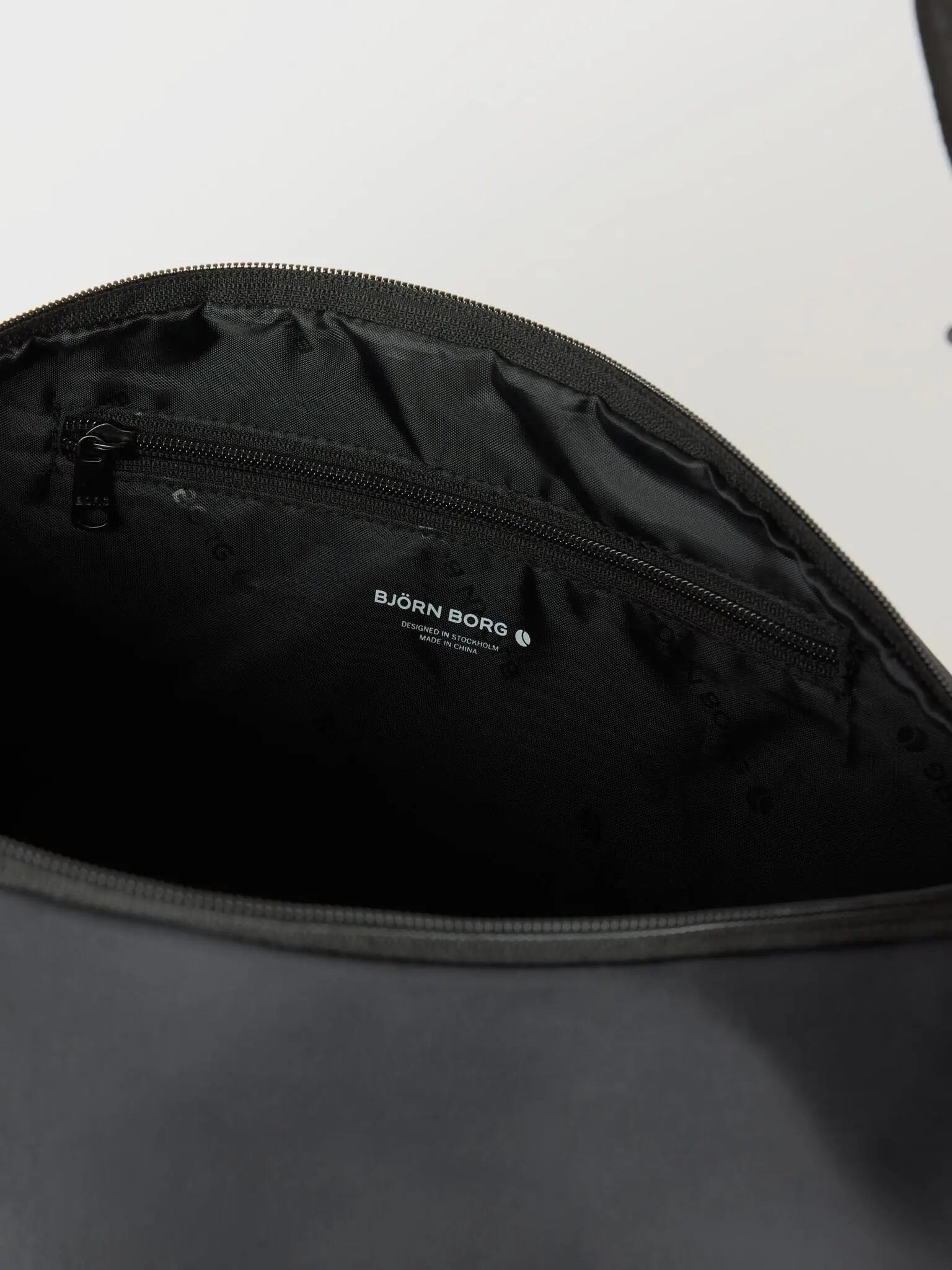 bjorn_borg STUDIO ACTIVE SHOULDER BAG 20L aus Recycling-Polyester – BLACK BEAUTY 2/4
