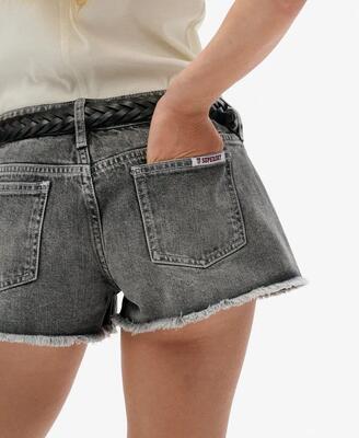 Superdry low rise denim hot shorts van biologisch katoen — vintage black denim