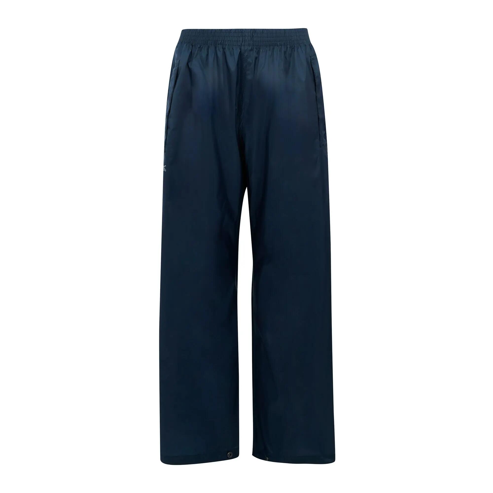 I bambini lo mettono in imballo con i pantaloni impermeabili 8/11