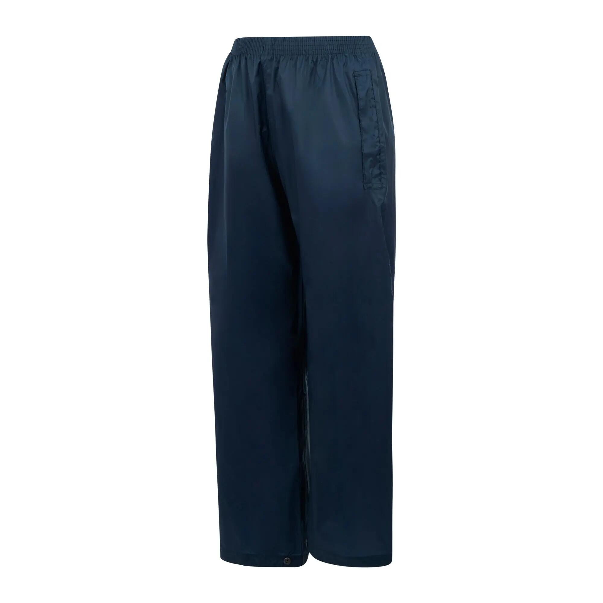I bambini lo mettono in imballo con i pantaloni impermeabili 10/11