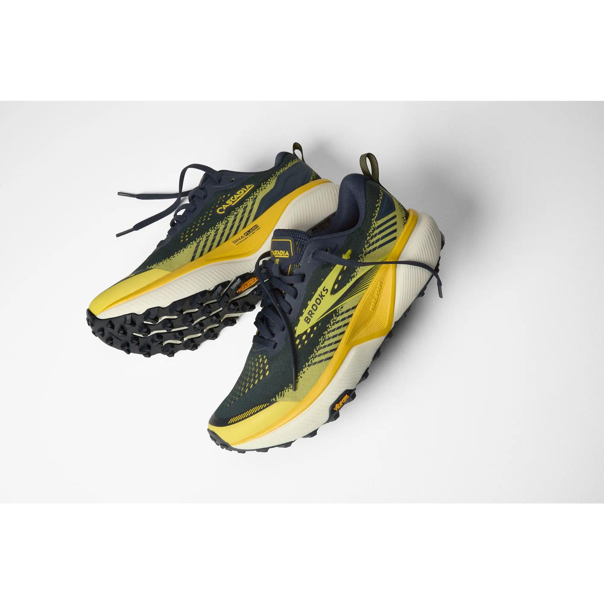 Scarpe running Uomo Cascadia 20 blu giallo grigio chiaro 7/8