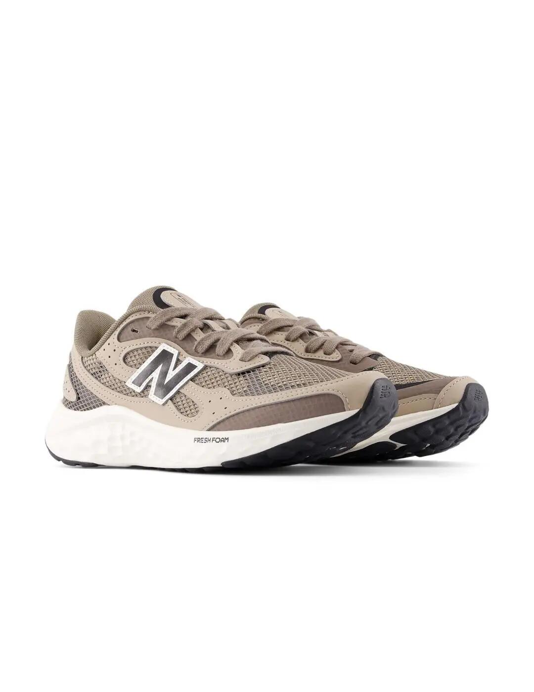 Sneakers da donna New Balance Fresh Foam Arishi V4 marroni. 3/5