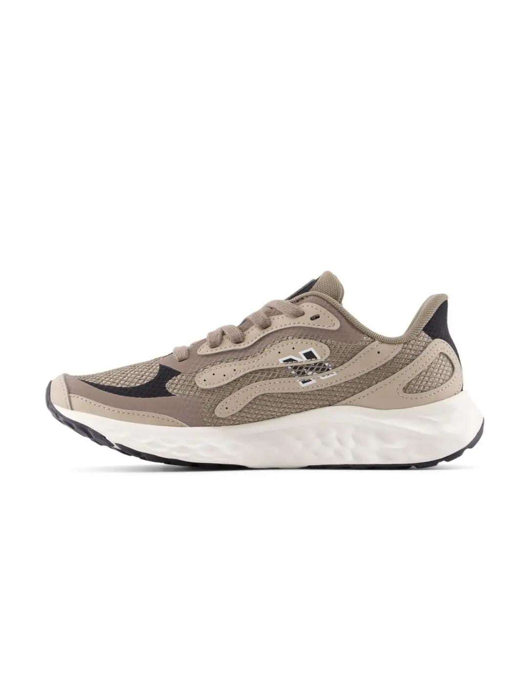 Sneakers da donna New Balance Fresh Foam Arishi V4 marroni. 2/5