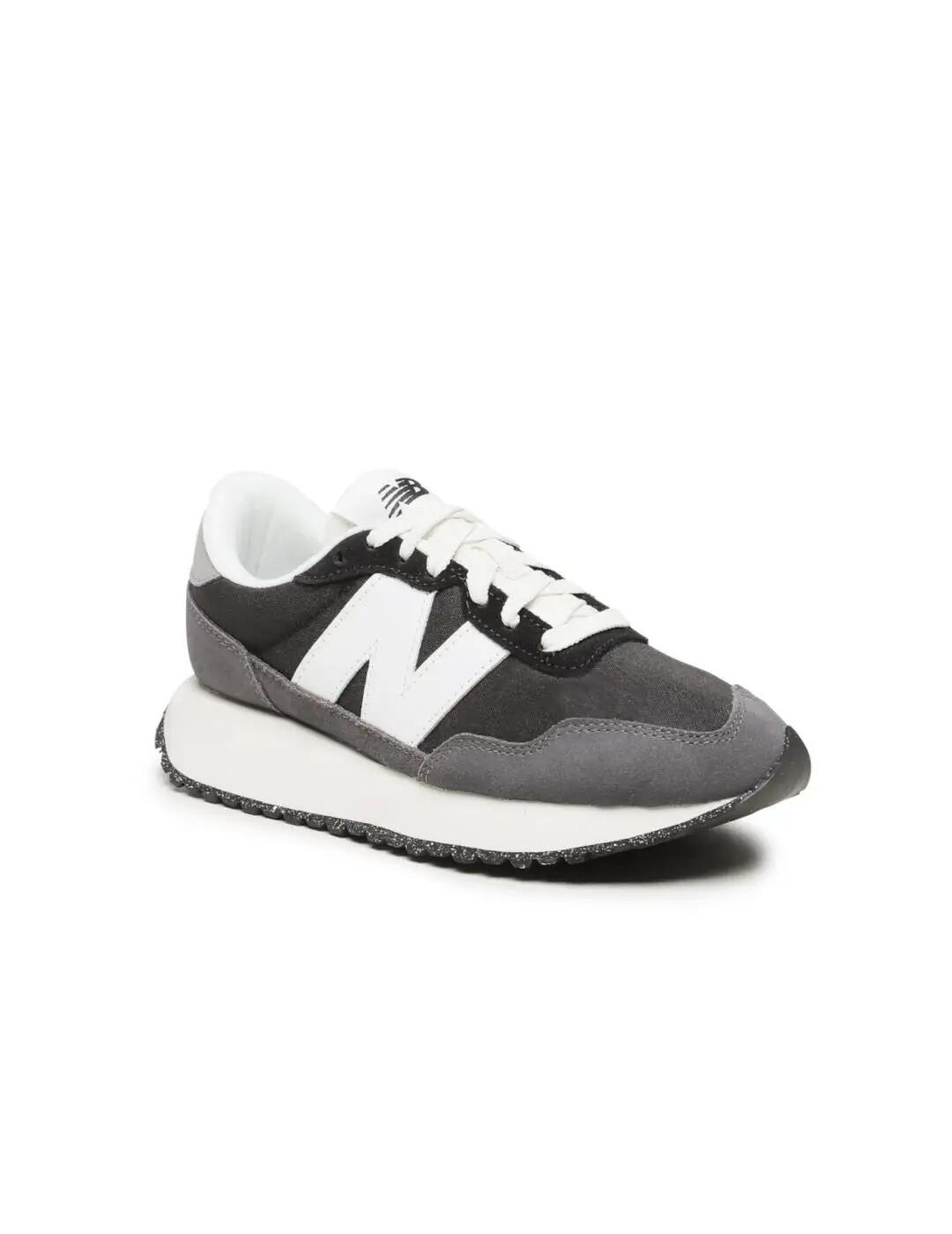 Tênis para mulher New Balance Preto. 3/5