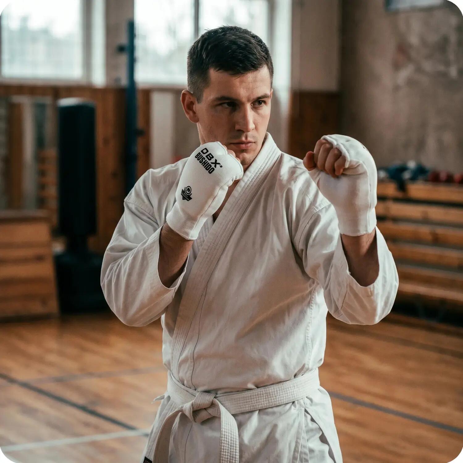 Napięstniki do karate białe DBX-KM White DBX Bushido 2/4