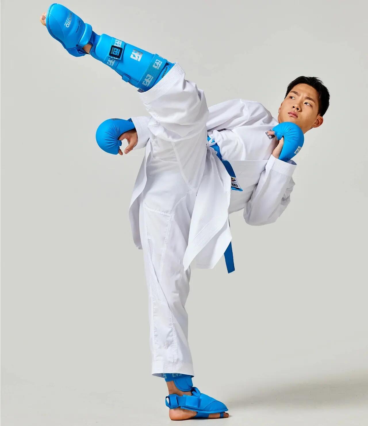 Ochraniacze piszczeli i stóp Karate WKF BLUE MOOTO 3/7