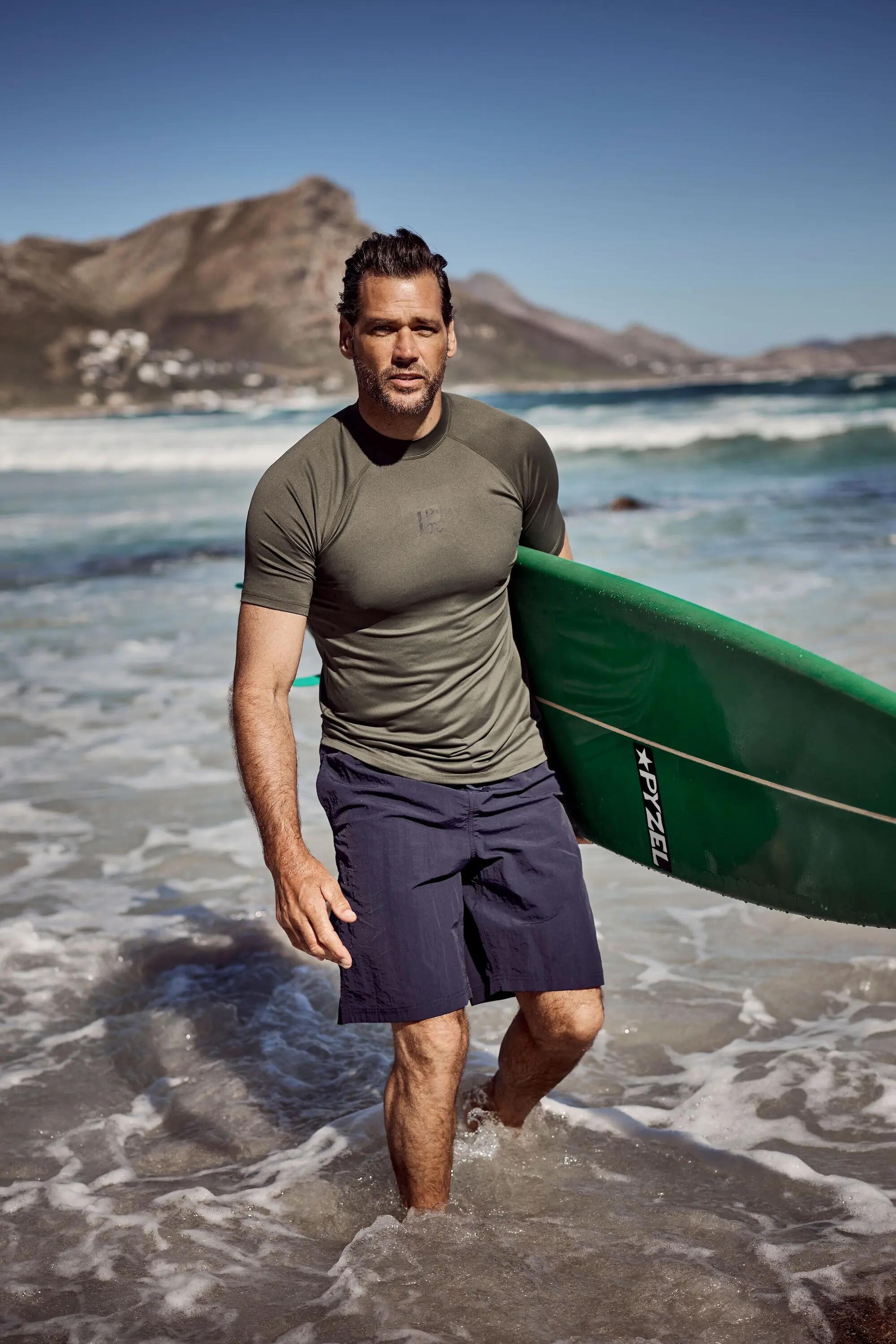 Hommes T-shirt de surf. Manches courtes et col montant. Protection UV 5/5
