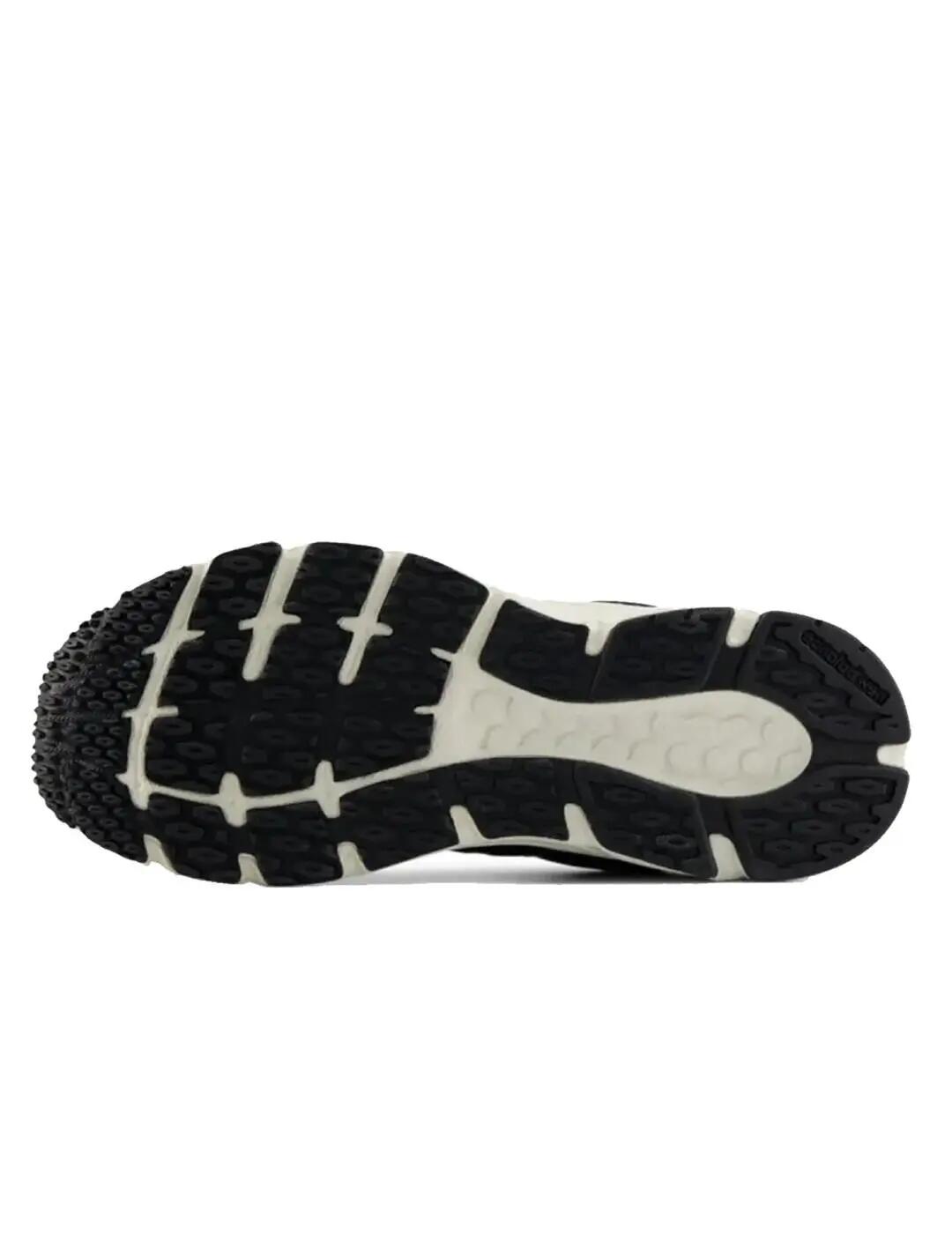 Chaussures de femme New Balance noires. 5/5