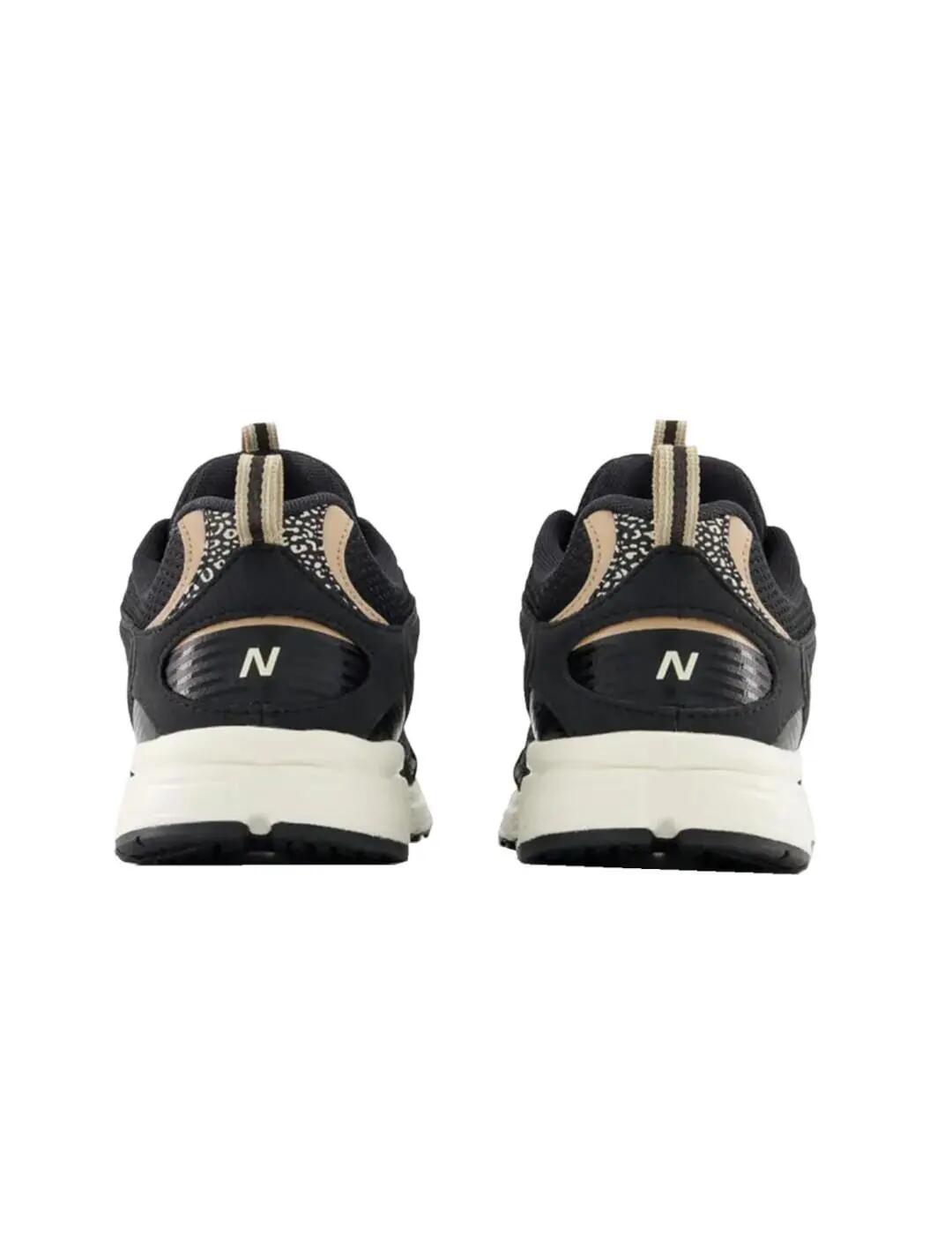 Chaussures de femme New Balance noires. 4/5