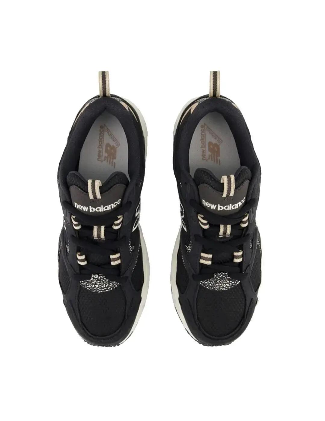 Chaussures de femme New Balance noires. 3/5