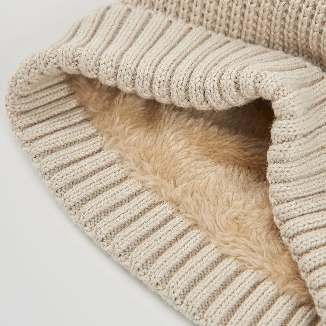 Gorro beige con pompones dobles 3/3