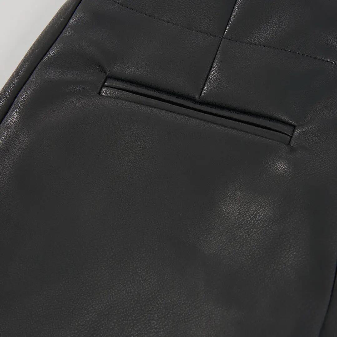 Falda-short polipiel negra con tachuelas doradas 4/4