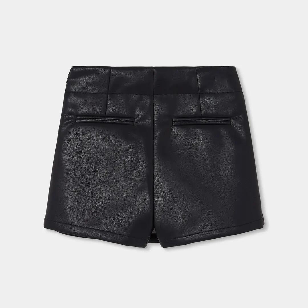 Falda-short polipiel negra con tachuelas doradas 2/4