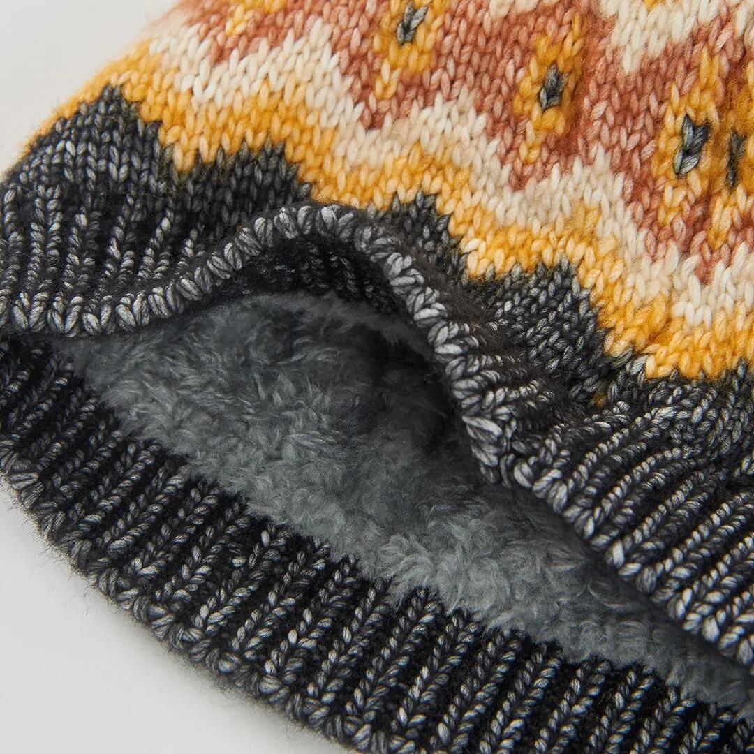 Gorro gris vigoré con cenefas y pompón 3/3