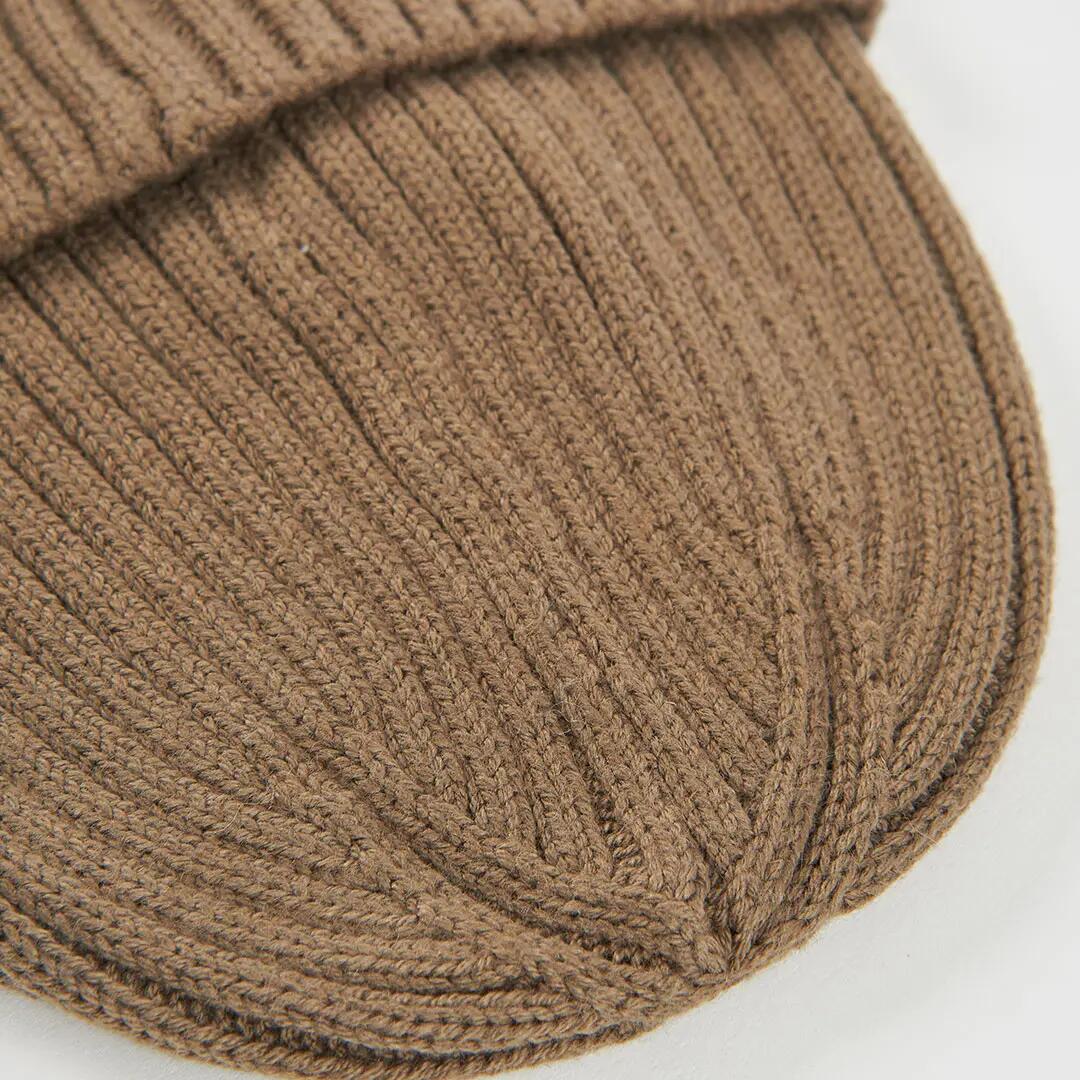 Gorro verde con parches escudos 3/3