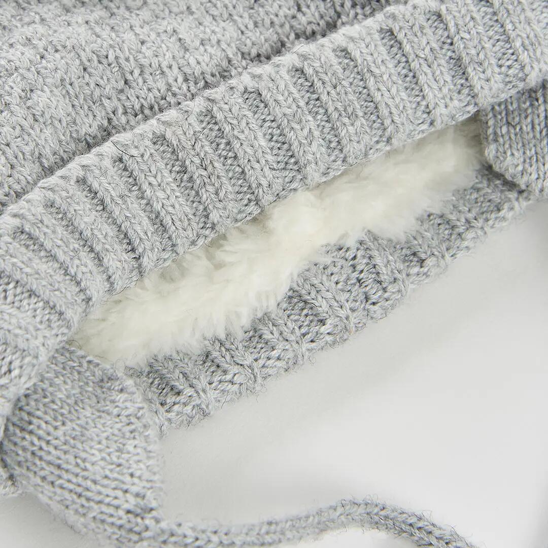 Gorro gris vigoré con pompones bebé 3/3