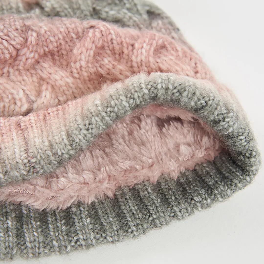 Gorro rosa trenzado con pompón 3/3