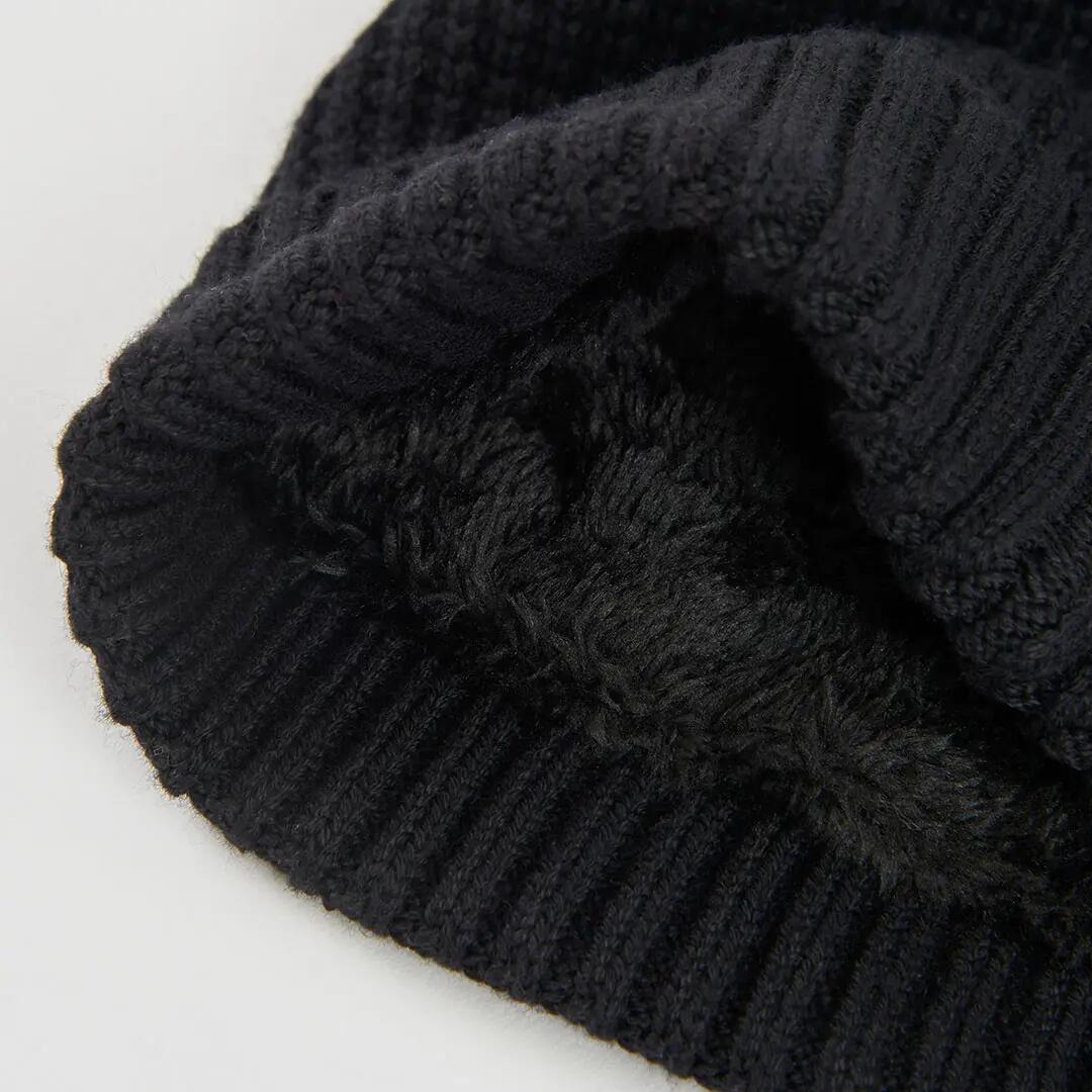 Gorro negro con pompones 3/3