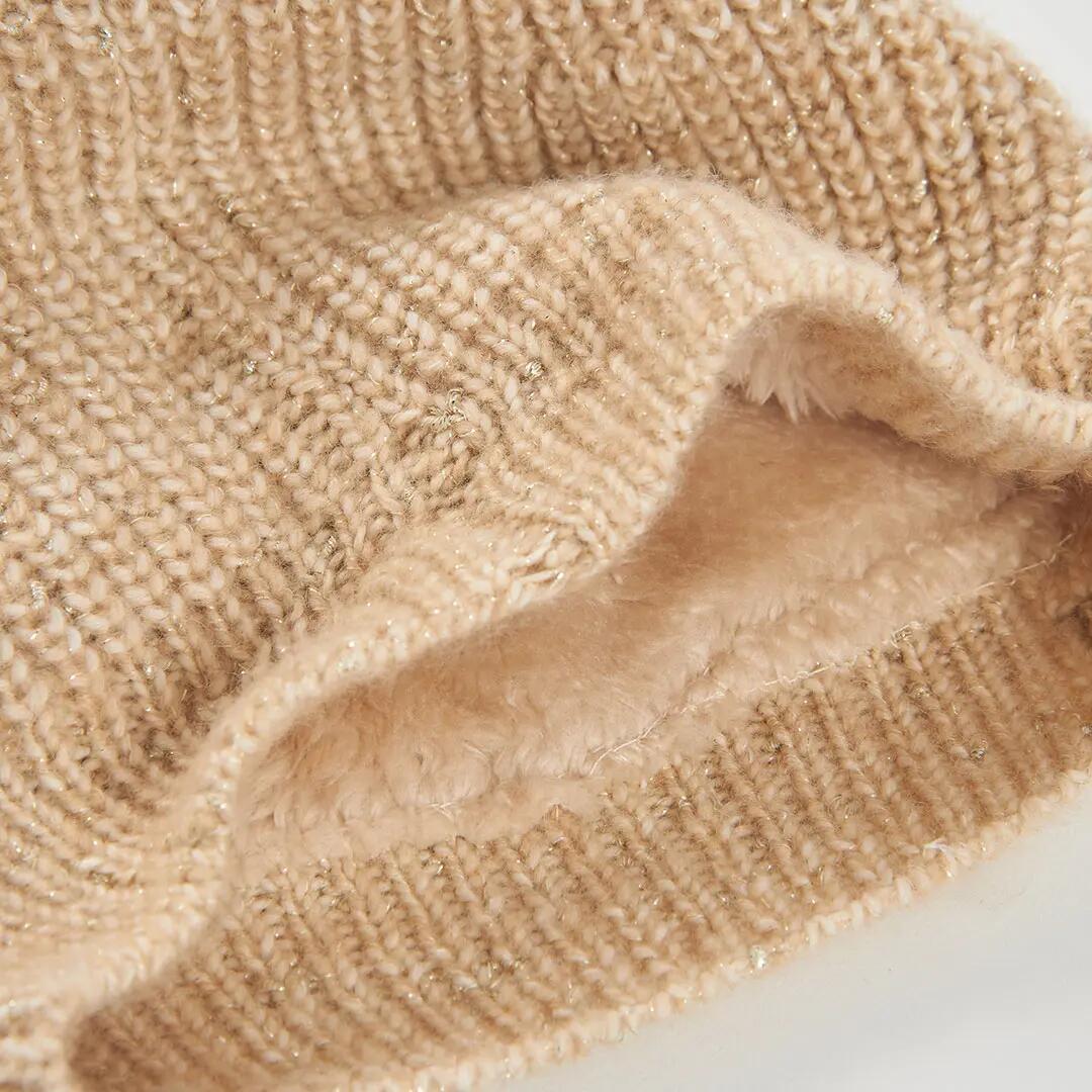 Gorro amarillo con estrella y pompón 3/3