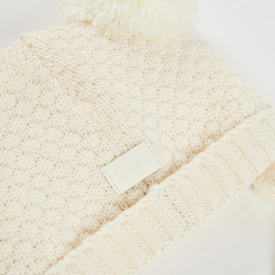 Gorro blanco bebé con pompones 3/3