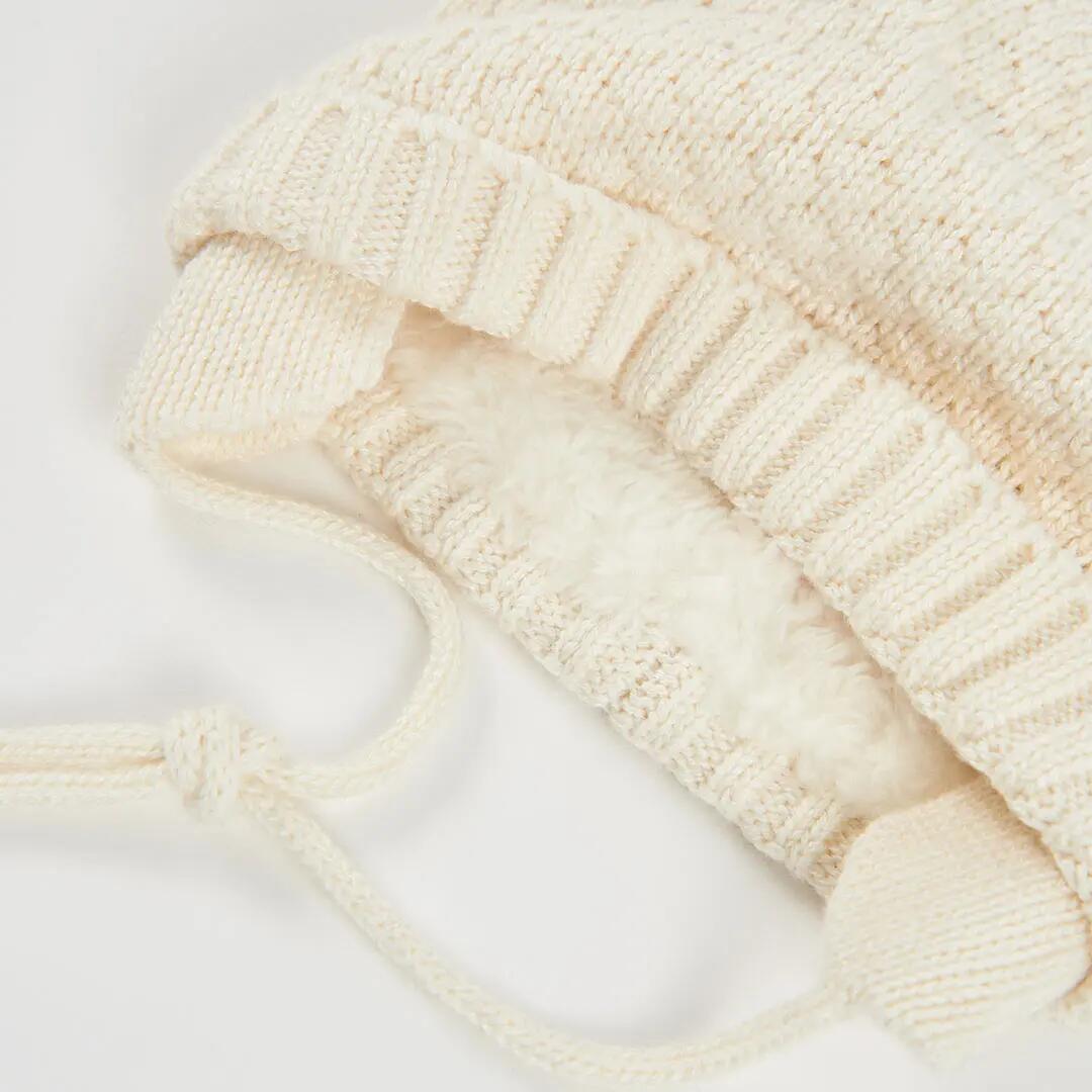 Gorro blanco bebé con pompones 2/3