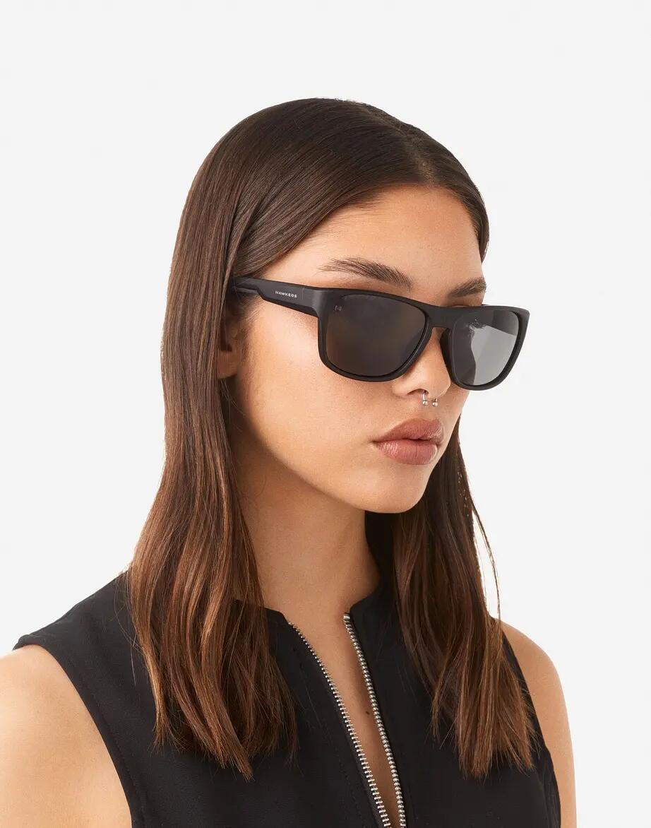 HAWKERS - Lunettes de soleil pour Homme et Femme polarisés noirs noirs - GRIP 7/10