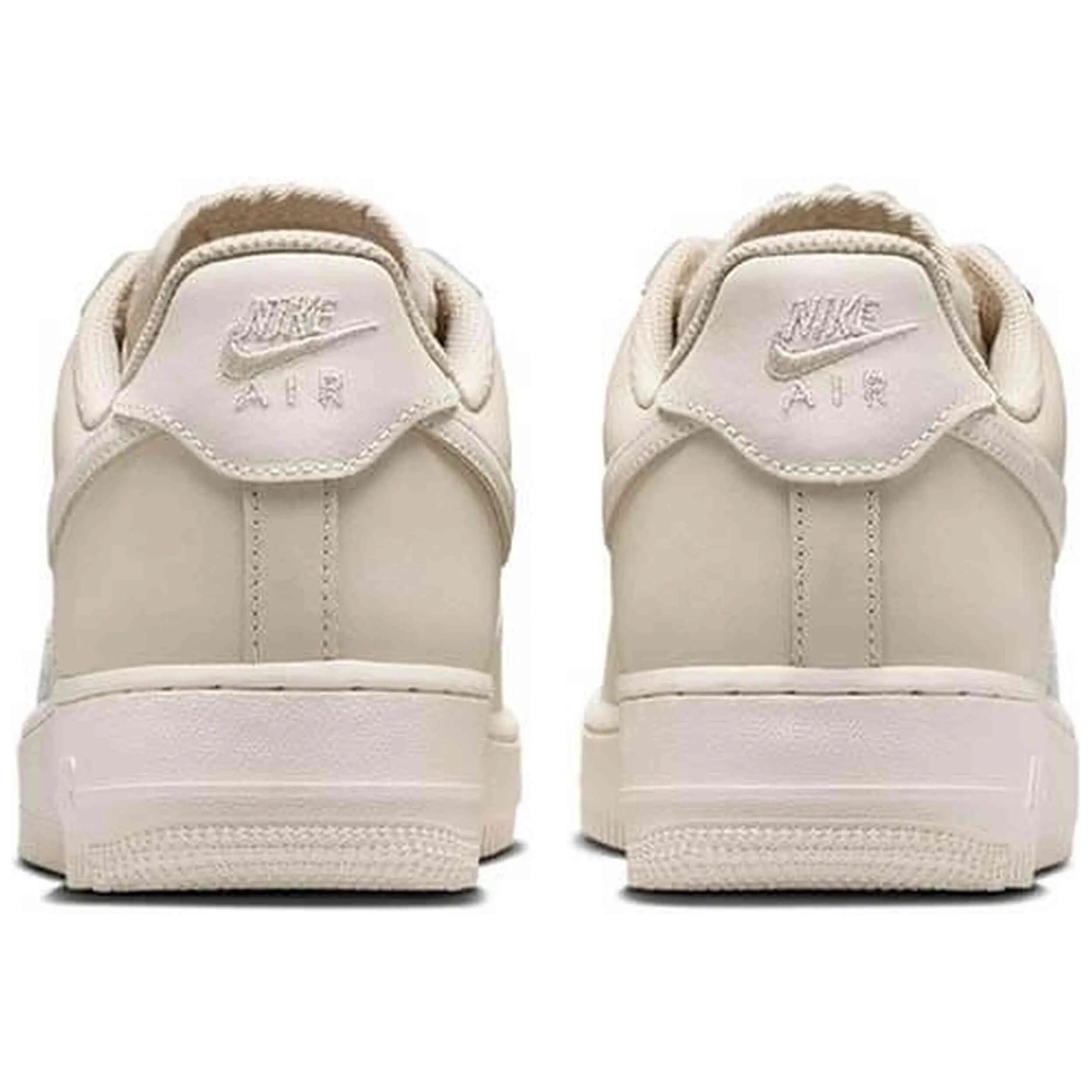 Sapatilhas Nike modelo IR0871-100 para mulheres 4/5