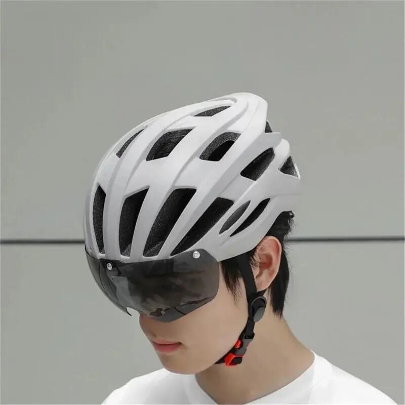 Kask z odpinanymi soczewkami fotochromatycznymi i tylnym światłem 4/7